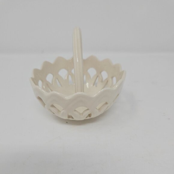 Hartley Greens Leeds Small Handled Trinket BonBon Basket Pierce Cut Creamware 3" - Picture 4 of 5